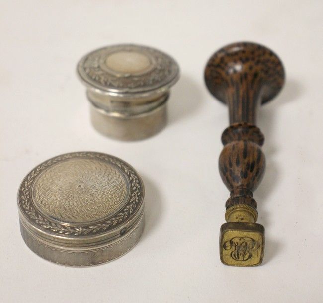 DEUX PETITES BOITES A PILULES en argent vermeillé...