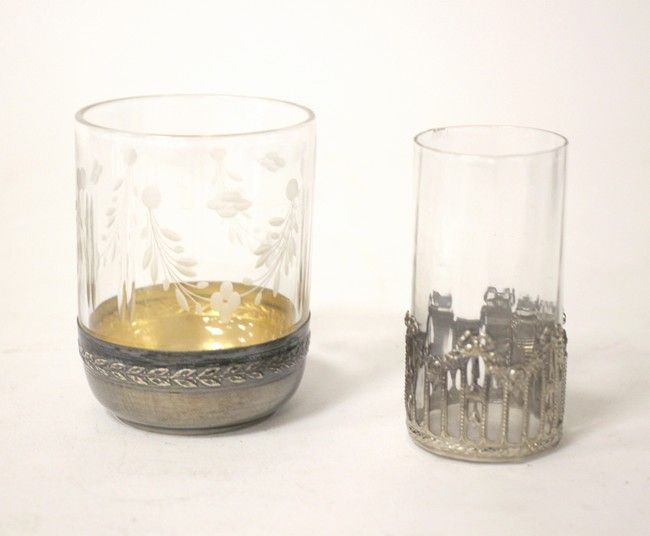 DEUX PETITS VERRES, le plus grand à monture...