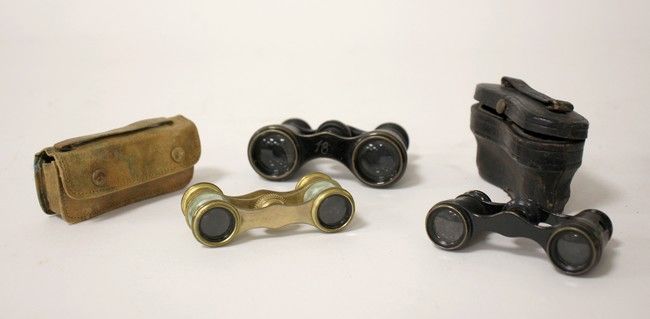 TROIS PETITES PAIRES DE LUNETTES DE THEATRE...