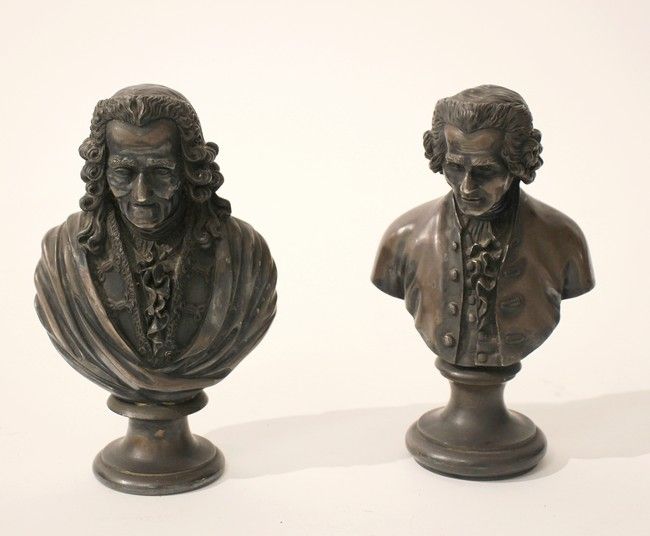 PAIRE DE PETITS BUSTES représentant VOLTAIRE...