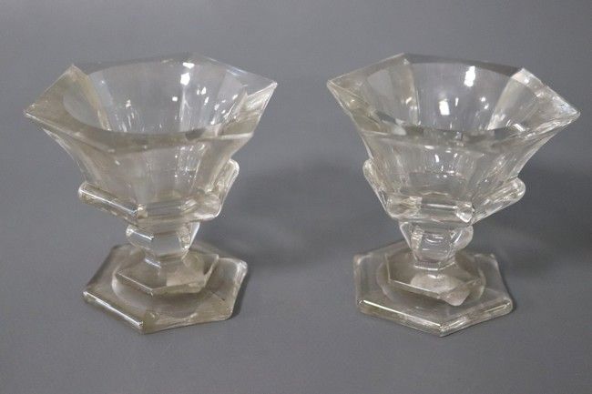 SALIÈRE-POIVRIÈRE en cristal taillé à pans...