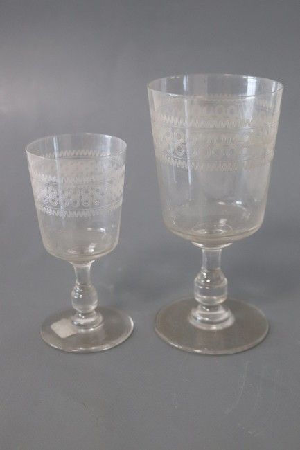 SERVICE DE VERRES en cristal taillé sur pieds...