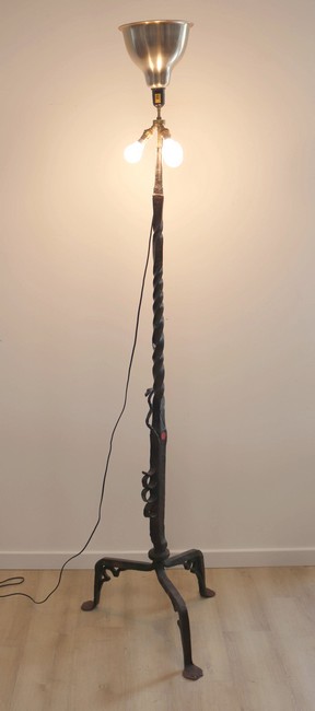PIED DE LAMPADAIRE en fer forgé, à fût torsadé...