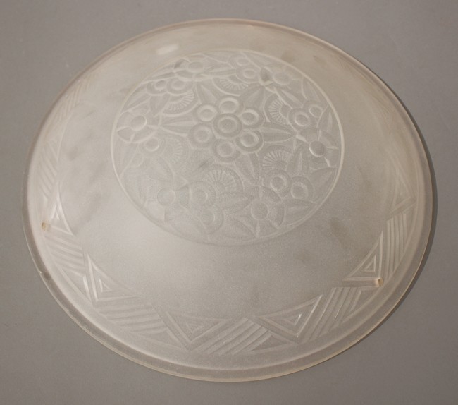 COUPE ronde en verre moulé pressé à décor...