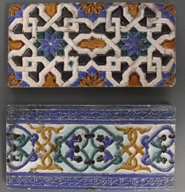 DEUX CARREAUX de faïence émaillée à décor...