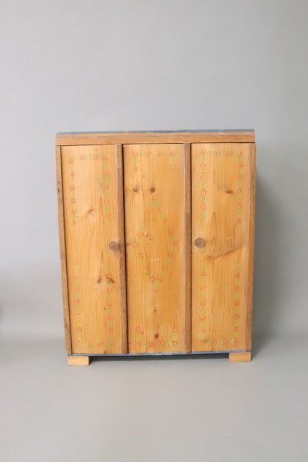 ARMOIRE DE POUPÉE en bois blanc ouvrant à...