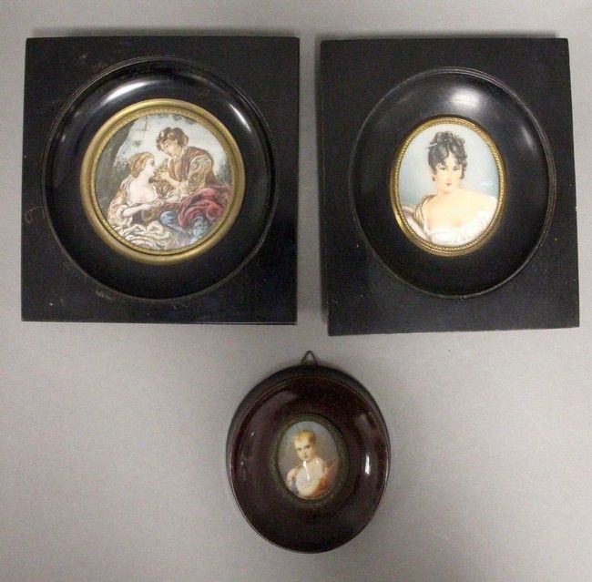 TROIS MINIATURES comprenant :