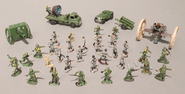 ENSEMBLE DE SOLDATS en plastique polychrome,...