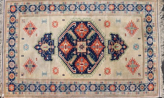 TAPIS en velours de laine polychrome à décor...