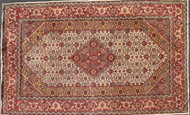 TAPIS en laine polychrome à décor d'un losange...