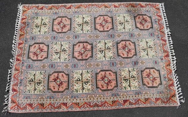 TAPIS en laine polychrome à décor alterné...
