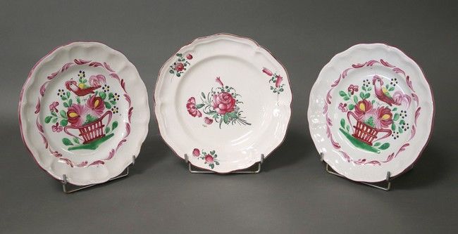 TROIS ASSIETTES à bords chantournés à décor...