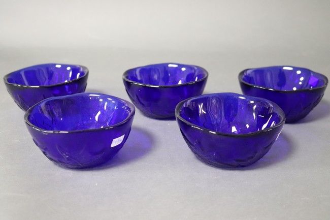 CINQ COUPELLES A GLACE en verre moulé bleu...