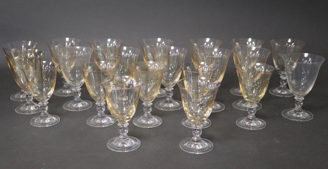 PARTIE DE SERVICE DE VERRE en verre moulé...