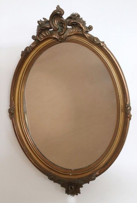 MIROIR ovale en bois et stuc doré à décor...