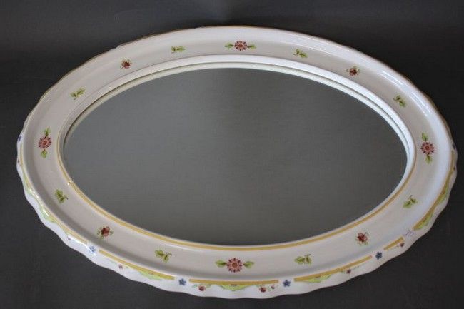 MIROIR ovale à bordure polylobée en porcelaine...
