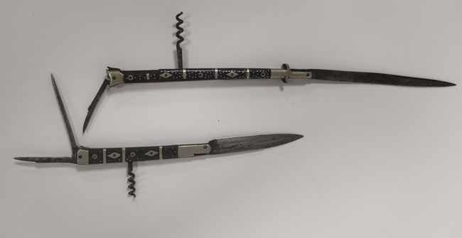 DEUX CANIFS en bois et acier à motifs géométriques,...