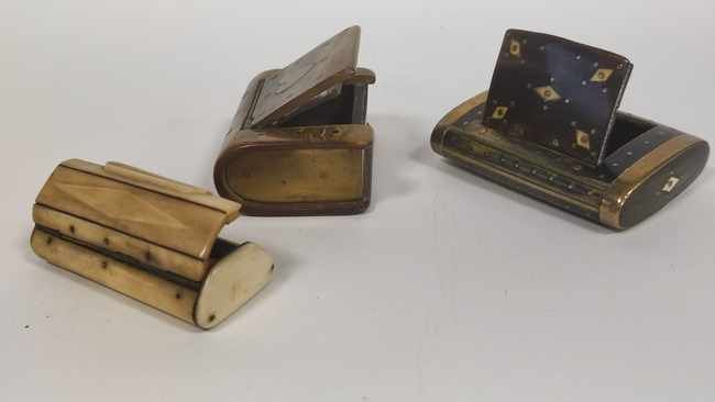 TROIS TABATIERES en corne et incrustations...