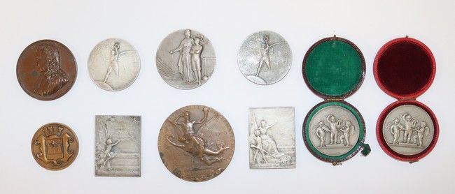 LOT DE NEUF MEDAILLES en bronze et métal...
