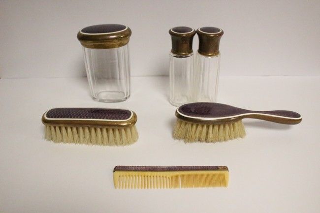 PETIT NESSAIRE DE TOILETTE en métal à décor...