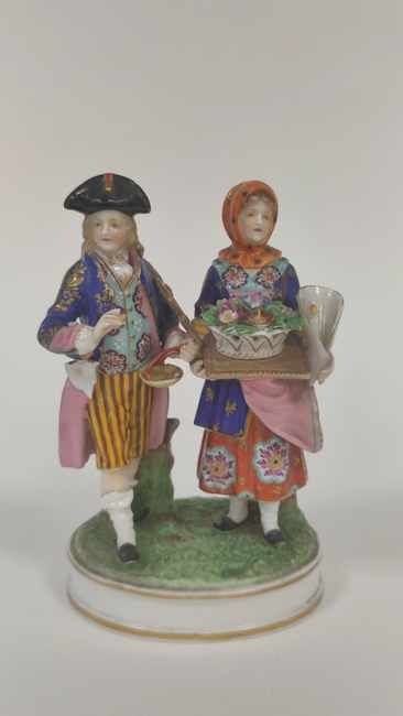 GROUPE en porcelaine polychrome figurant...