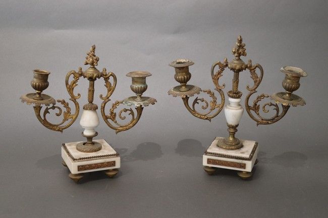 PAIRE DE FLAMBEAUX à deux lumières en bronze...