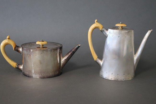 CAFETIERE ET THEIERE en métal argenté de...