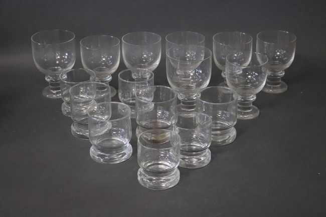 SUITE DE VERRES comprenant 2 verres à eau,...