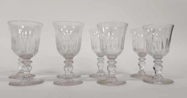 SUITE DE HUIT VERRES A VIN BLANC en cristal...