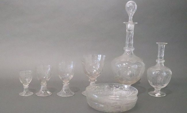 SUITE DE VERRES en cristal taillé, le pied...