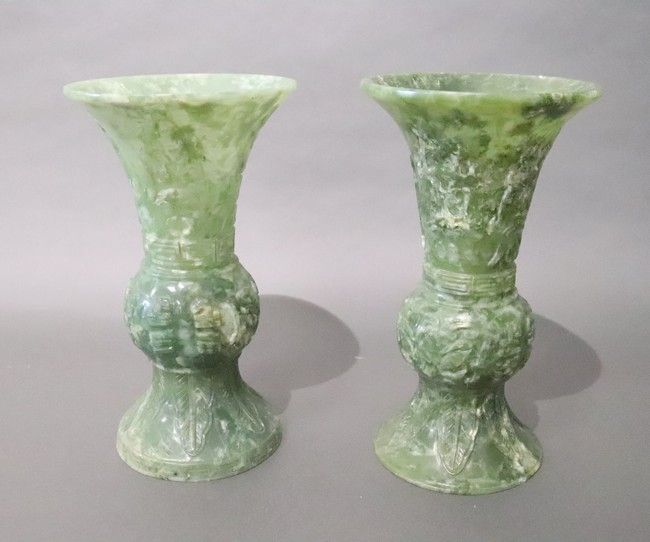 PAIRE DE VASES cornets en serpentine verte,...