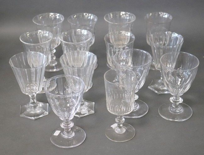 ENSEMBLE DE QUATORZE VERRES A EAU en cristal...