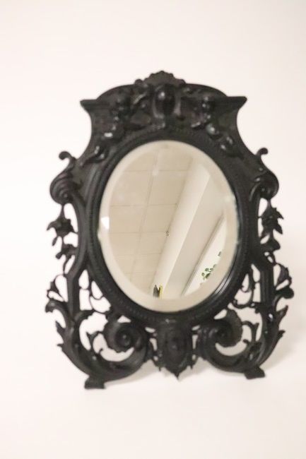 MIROIR à encadrement en bois noirci à décor...