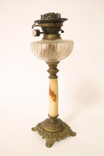 LAMPE A HUILE en albâtre et bronze. La vasque...