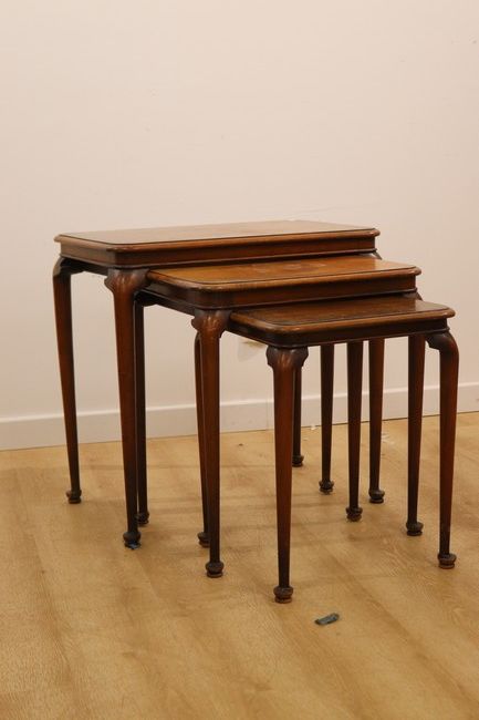 TROIS TABLES GIGOGNES en acajou et placage...