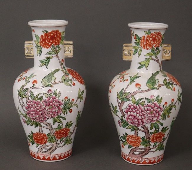 PAIRE DE VASES de forme balustre en porcelaine...