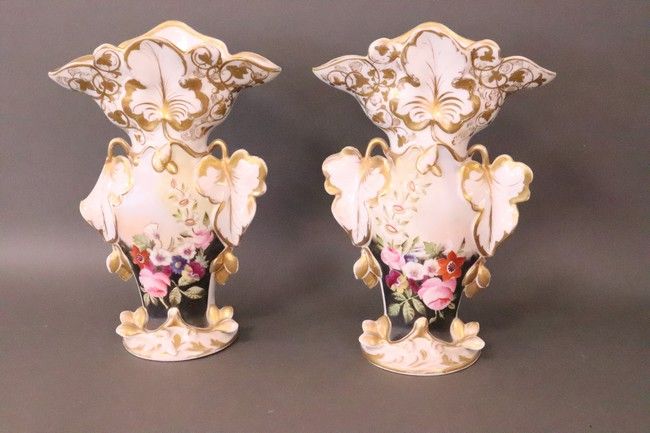 PAIRE DE VASES DE MARIÉS en porcelaine blanche...