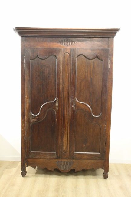 ARMOIRE en bois naturel mouluré à corniche...