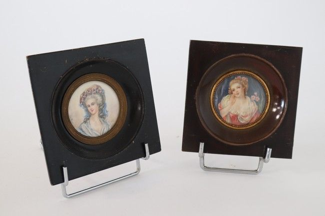 DEUX MINIATURES rondes représentant des femmes...
