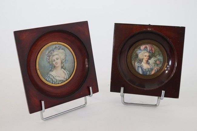 DEUX MINIATURES rondes représentant des femmes...