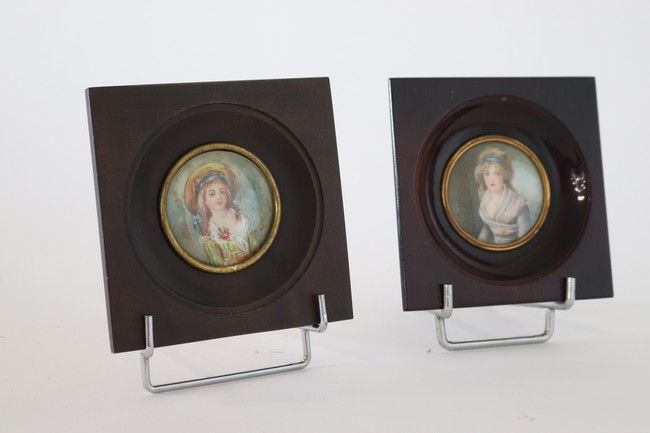 DEUX MINIATURES rondes représentant des femmes...