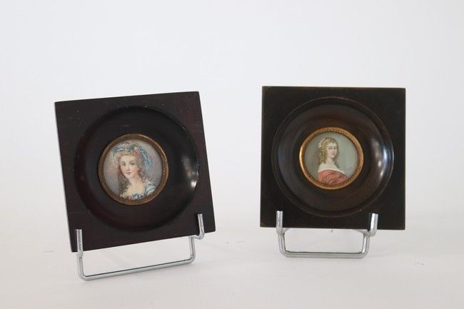 DEUX MINIATURES rondes représentant des femmes...