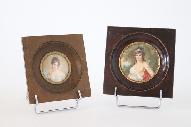 DEUX MINIATURES rondes représentant des femmes...