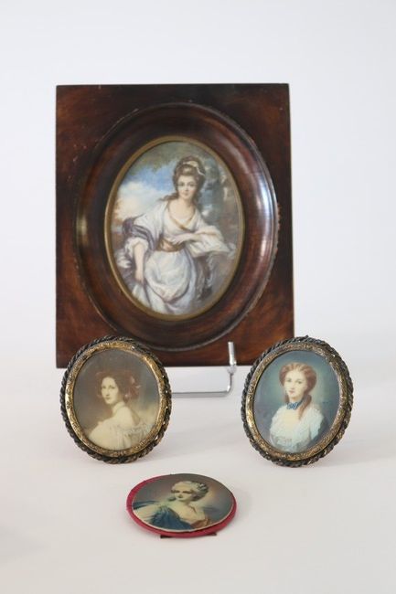 GRANDE MINIATURE ovale représentant une femme...
