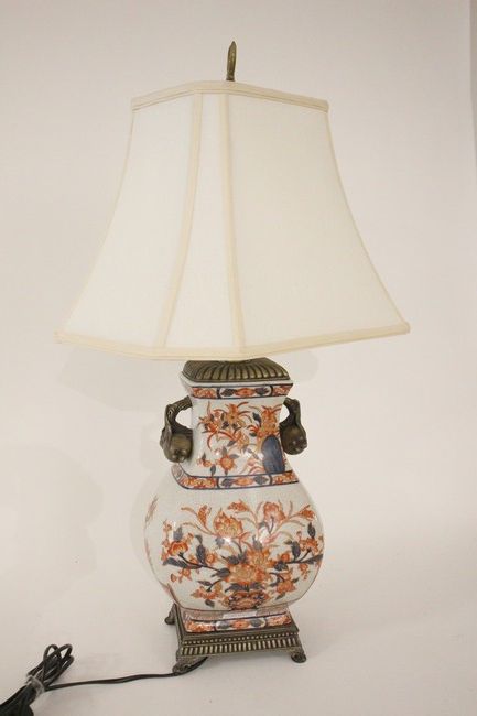 LAMPE formée d'un vase balustre à section...