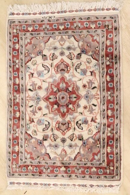 PETIT TAPIS rectangulaire en laine polychrome...