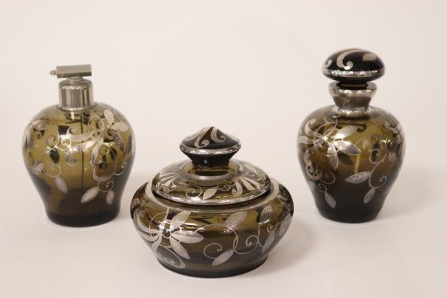 ENSEMBLE DE TROIS VASES en verre soufflé...