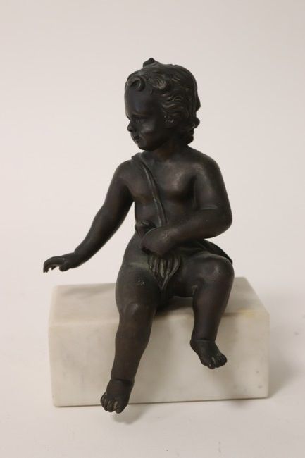 PUTTO assis en bronze à patine noire reposant...