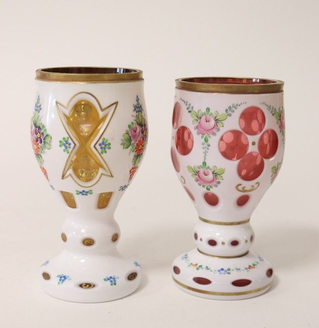 DEUX VERRES calices en opaline teintée rose...