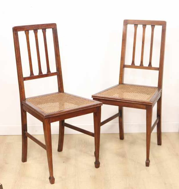 SUITE DE QUATRE CHAISES en bois teinté et...